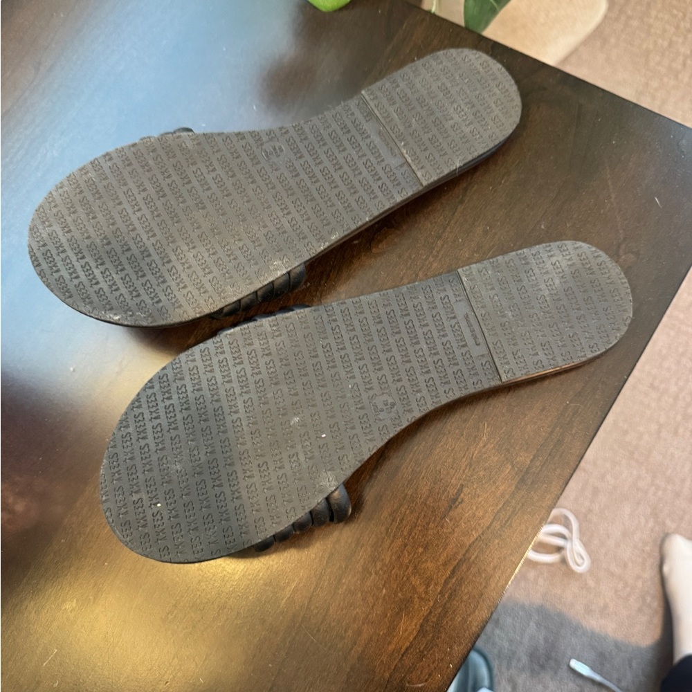 TKEES Black Ribbed Single‑Strap Slides - Picture 4 of 4